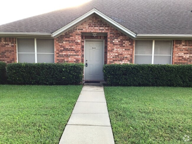 Building Photo - 2/2/2 LAWNCARE INCLUDED - near Hospital Di... Rental