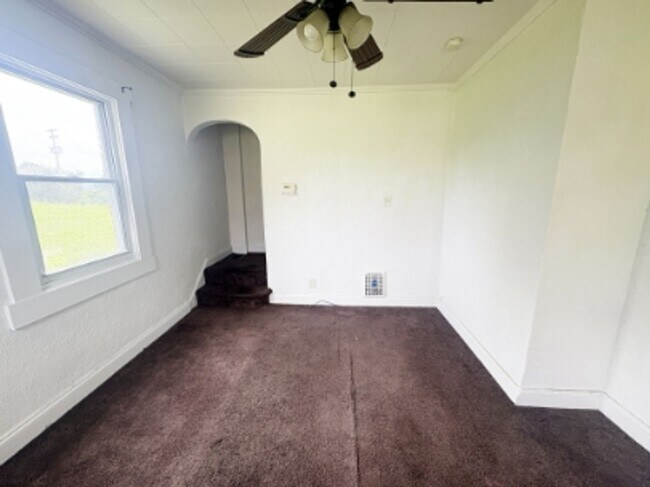 Photo - 877 Vankirk St