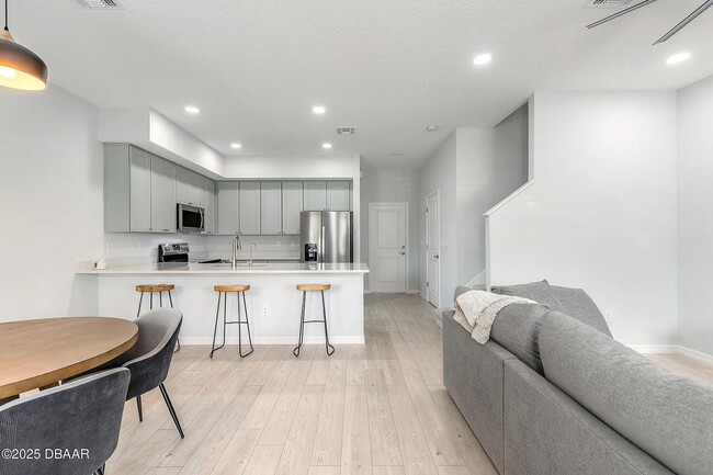 Photo - 143 W Fulton St Casa