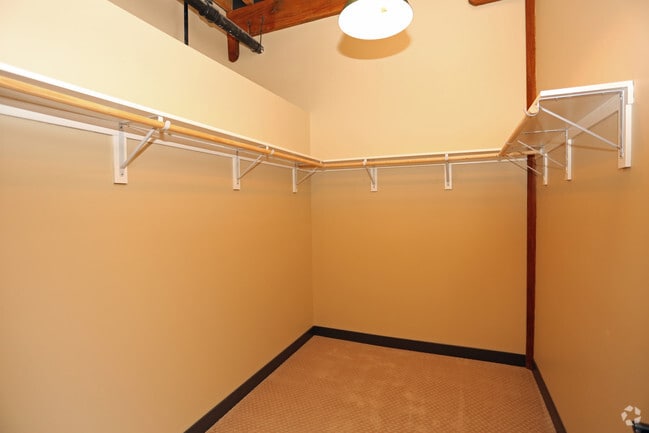 308 Walk-in Closet