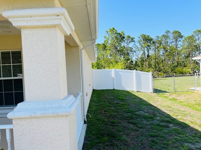 Photo - 1067 Butler St E