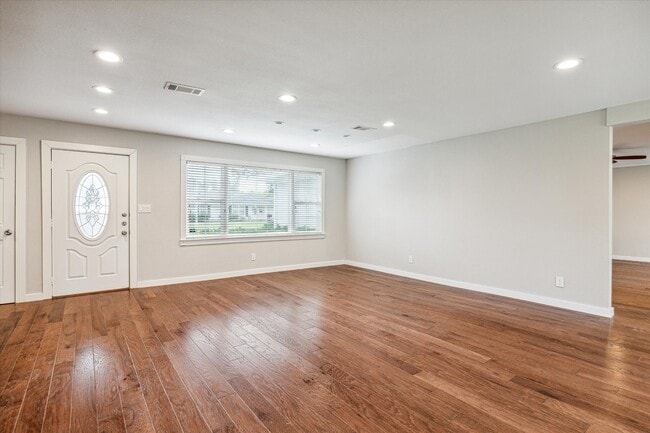 Photo - 2006 Du Barry Ln