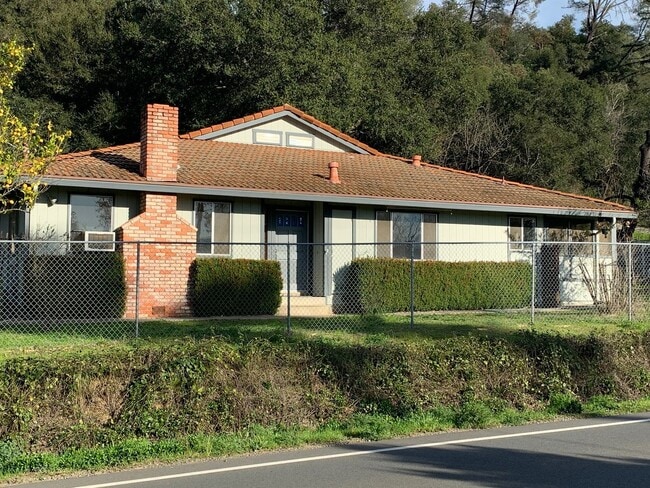 Building Photo - **Newly Remodeled and Updated 2 Bedroom/ 1... Rental