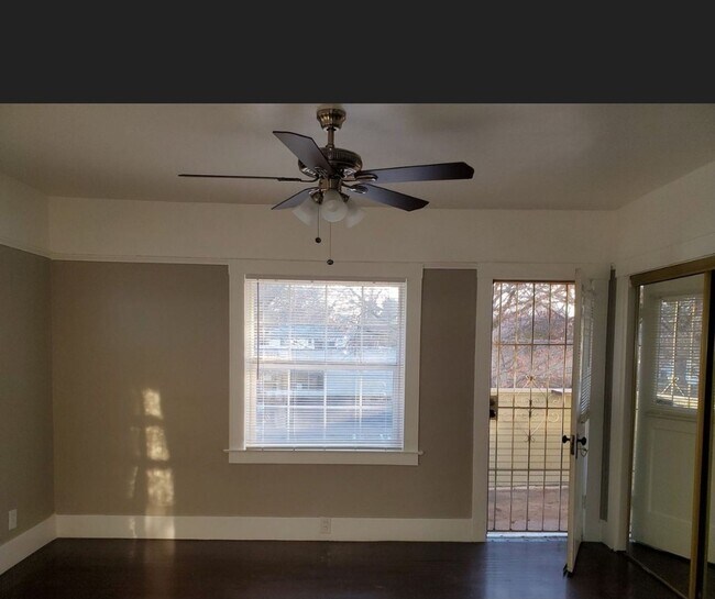 Building Photo - T Street 4 Plex Unit 4