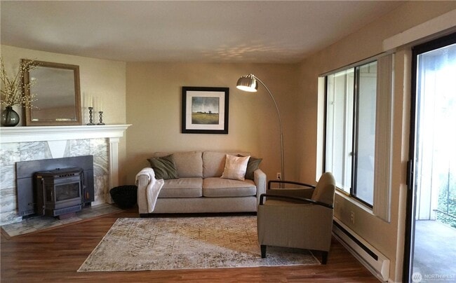 Building Photo - Remodeled 1 Bedroom Condo - Easy Hwy 18 Ac...