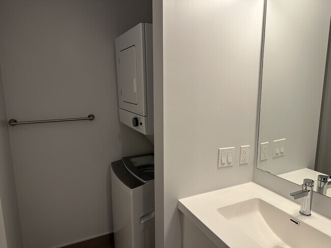 Photo - 1019 Simcoe St N