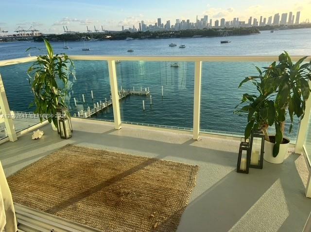 Building Photo - 1000 West Ave Unit 712