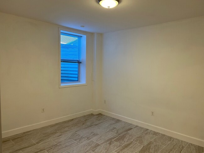 5033 5th St N Unidad A bedroom in a 2 BR apartment