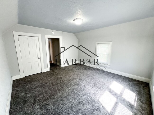 Photo - Large Renovated Studio! - SPECIAL! 1 Month Free Unit 3