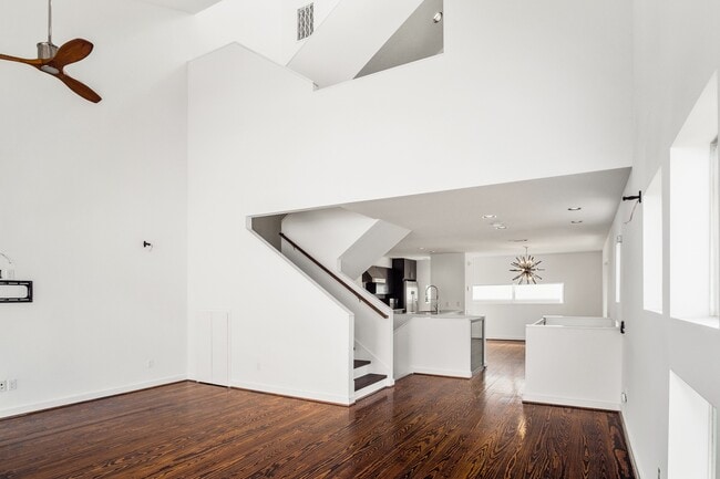 Photo - 2936 Commerce St