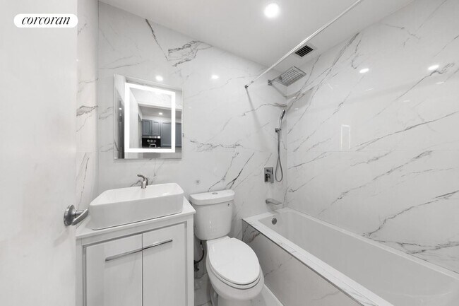 Photo - 447 W 47th St