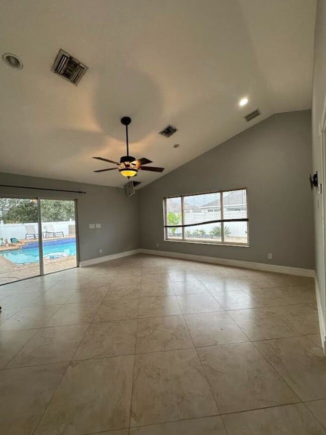 Photo - 1/1 with private entrance