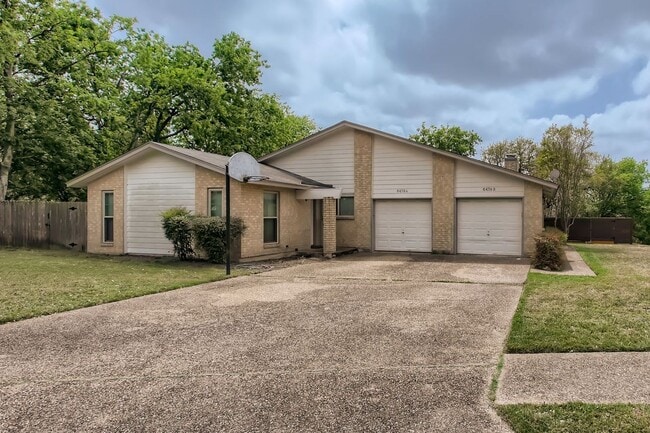 Building Photo - Charming 3/BR 2/BA Home with Spacious Back...
