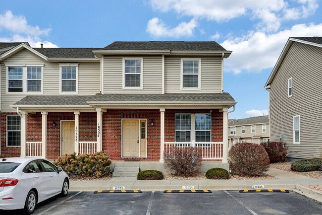 Building Photo - Spacious 3-Bed End-Unit Townhome with Moun...