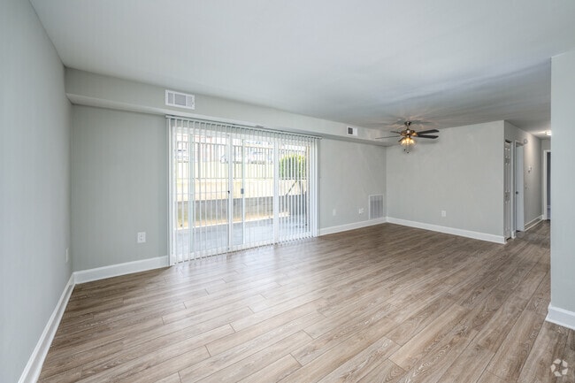 2BR, 2BA - 1,050SF - Living Room