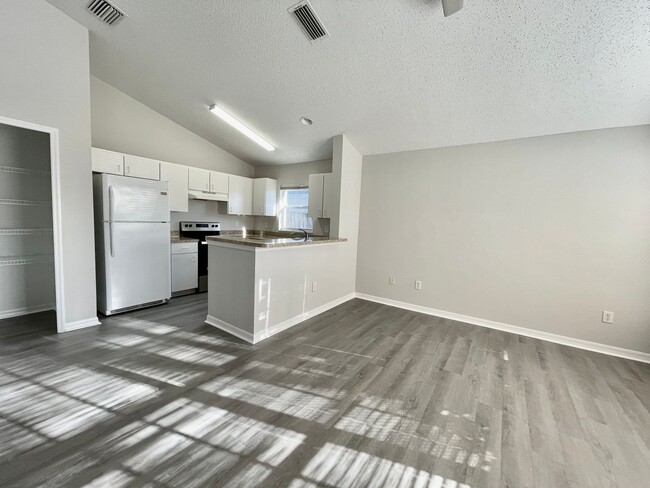 Photo - 2 BEDROOM 2 BATHROOM 1 CAR GARAGE IN BLOOMINGDALE !!!