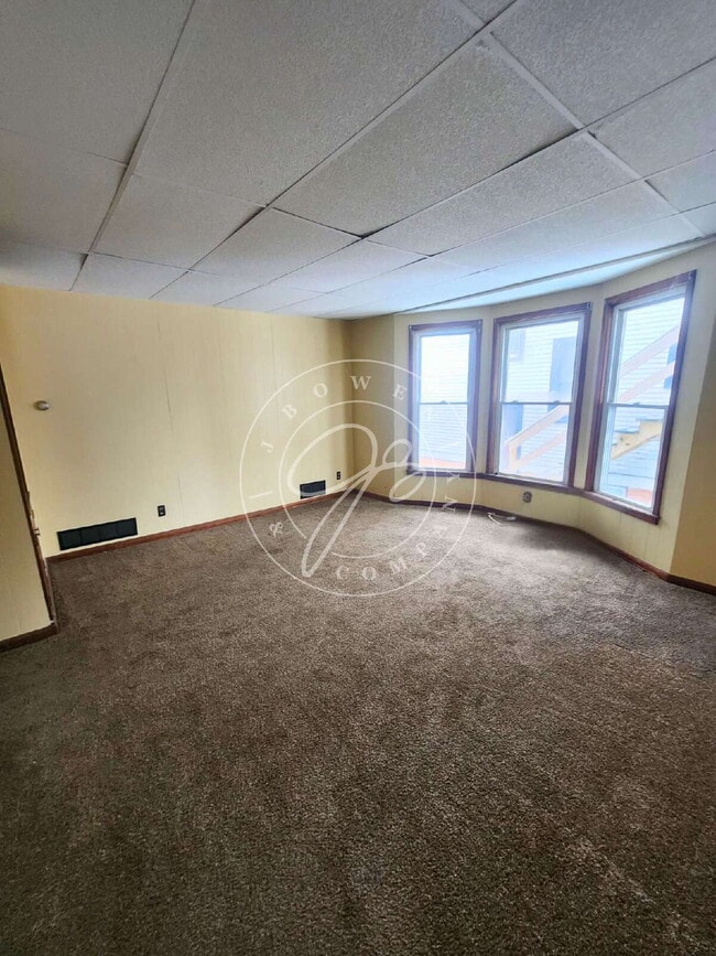 Building Photo - HUGE 2 bed 1 bath apartment ready for you to call home. Unit A