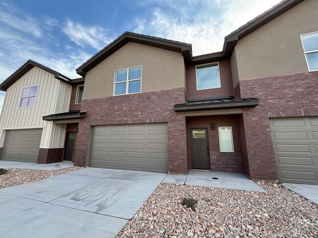 Building Photo - HURRICANE TOWNHOME FOR RENT!