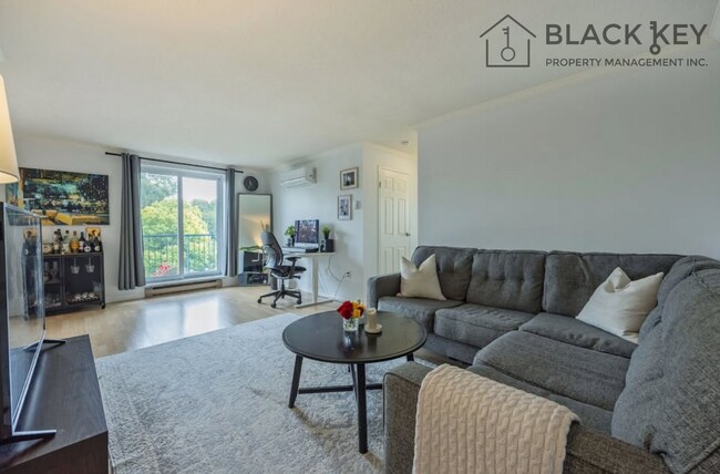 Photo - 986 Huron St