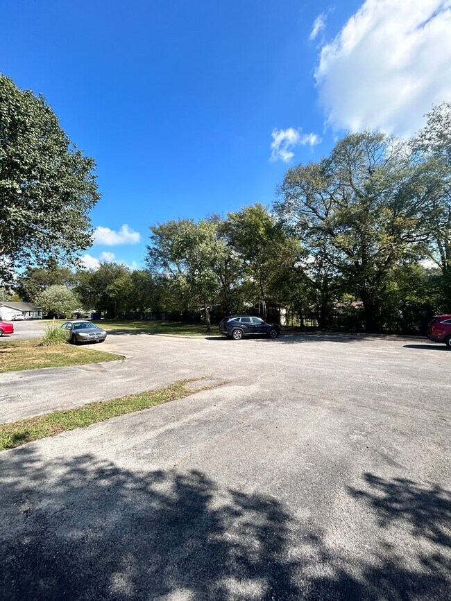 Charming 2 Bed, 1 Bath, 1 Car Garage, Cov... House House Rental in