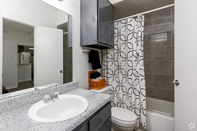 2BR, 2BA - 810SF | B1 - City Limits Apartments