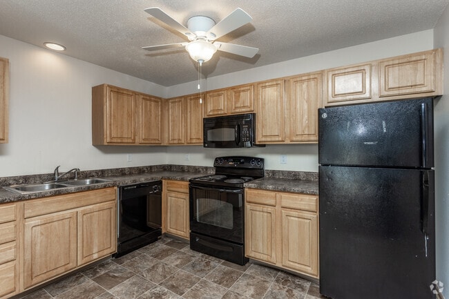 2BR, 2BA - 920 SF