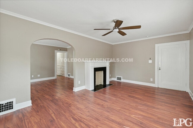 Photo - 2030 Wyndhurst Rd