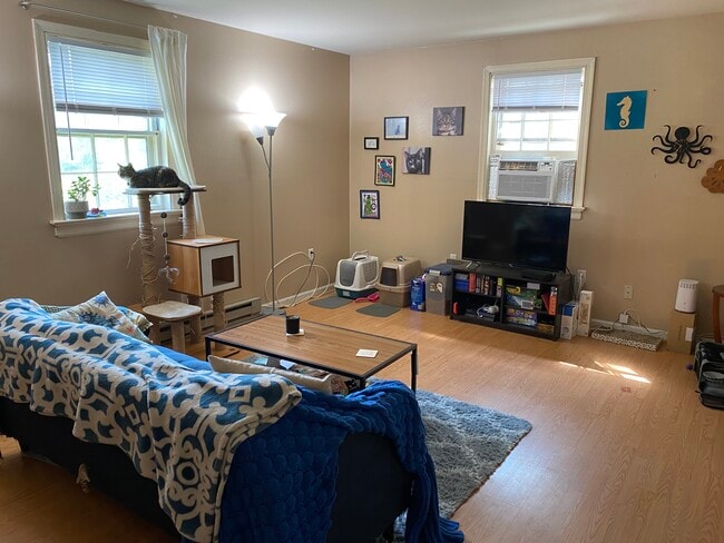 Living room - 3004 Douglasdale Rd Unit 1