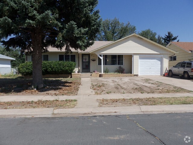 Building Photo - Lovely 5 Bedroom Ranch Style Home close to...