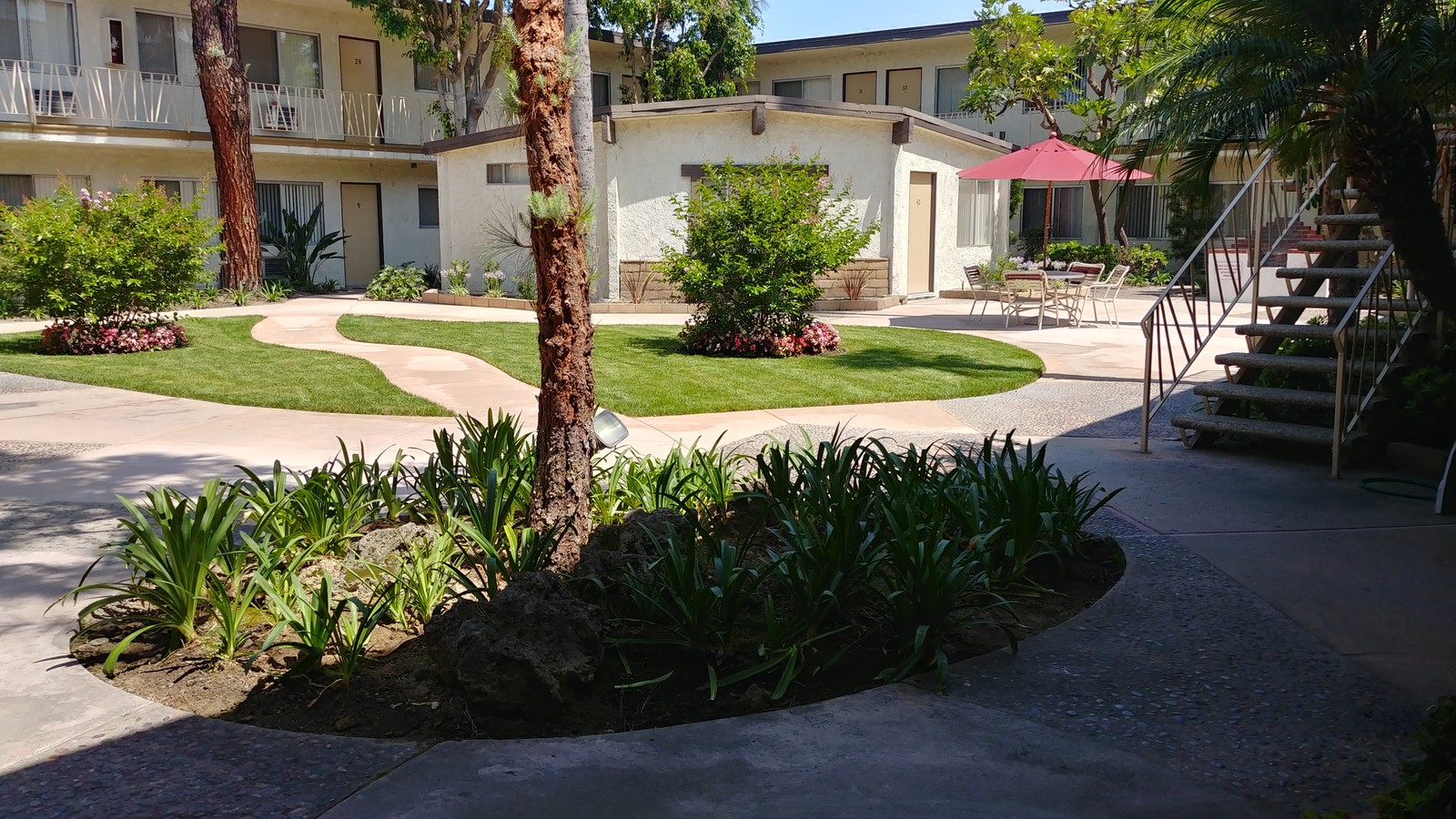 Courtyard - Sun Rose Villa Apartments