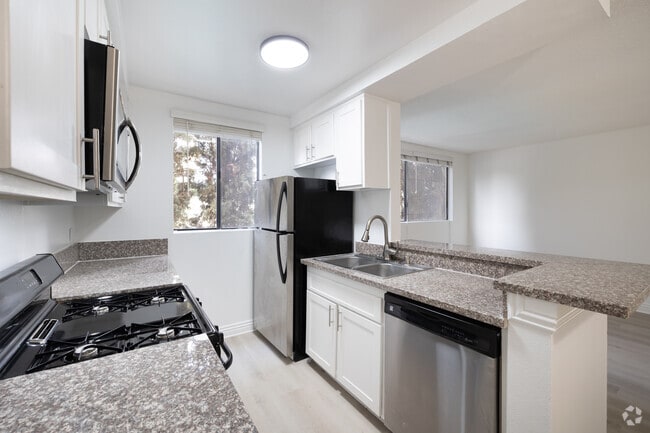 2BR, 2BA - 890SF - Kitchen