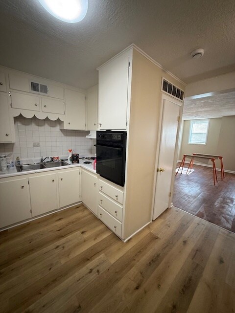 kitchen - 302 S Independence St Unidad F