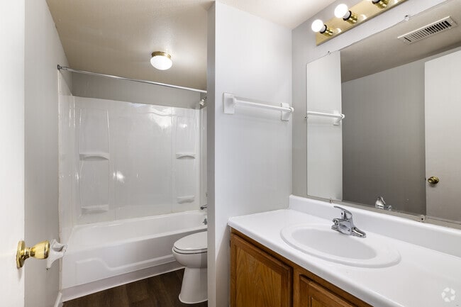 2BR, 1BA - 880SF