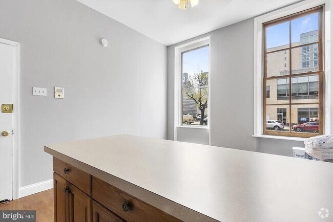 Building Photo - 2125 Spring Garden St Unit 2F Rental