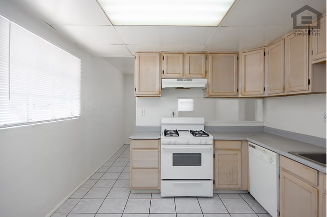 Building Photo - 3Bed/1.5Bath House at Northern Ave/31st Ave! Move-In Ready on 07/16/2026! -- NO HOA!