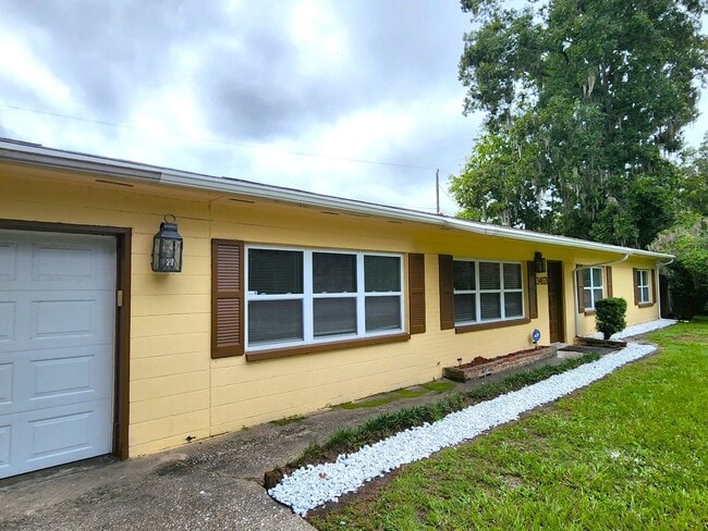Building Photo - FOR RENT 5 bedroom, 3 bathrooms, 2 car garage home near UF.