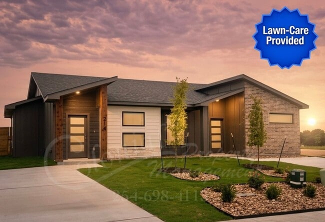 Building Photo - AVAILABLE NOW!