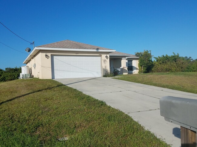 Photo - 1043 Cedartree Ave