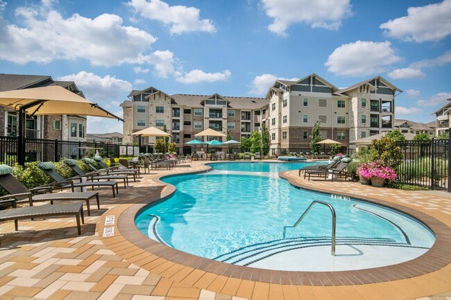 Área de piscina estilo centro turístico - The Adley Craig Ranch Apartments