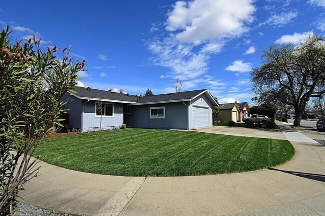 Building Photo - 3 Bedrooms | 2 Bathrooms | Approx. 1,040 s...