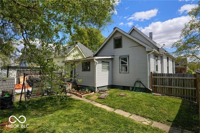 Photo - 879 S Tompkins St