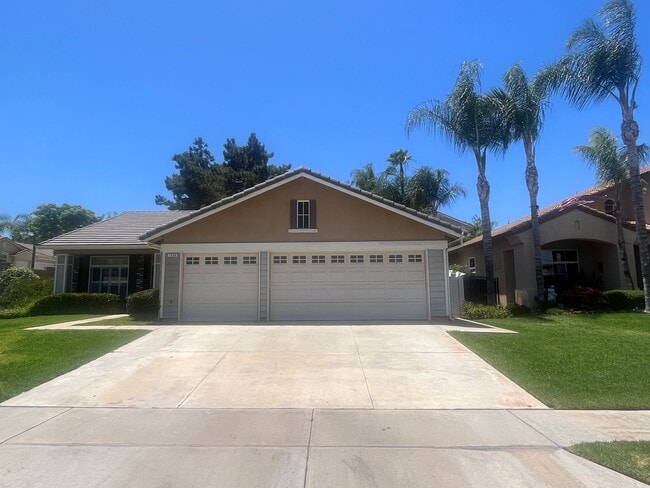 Beautiful Single-Story Corona Home-1556 Ir... - Beautiful Single-Story Corona Home-1556 Ir...