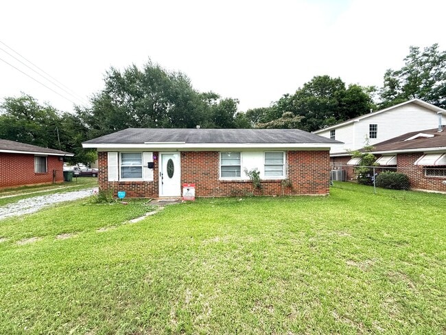 Building Photo - ** 3 bed 1 bath located in Boylston ** Call 334-366-9198 to schedule a self showing