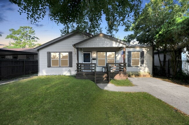 Building Photo - 3 BR 2 BA Soluna Cottage