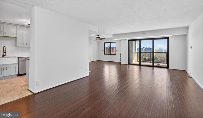 Building Photo - 307 Yoakum Pkwy Unit 821