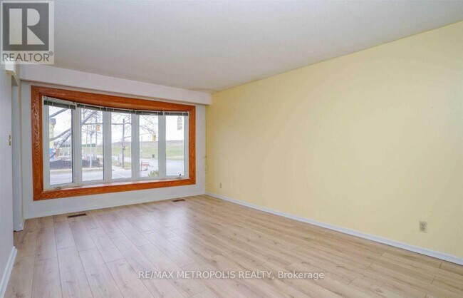 Photo - 1385 Park Rd S