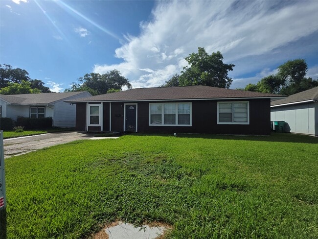 Building Photo - 705 N Circle Dr