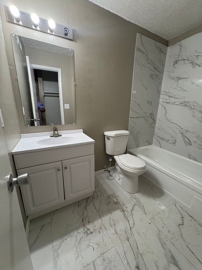 Photo - 1bedroom /1 bath ENTIRELY REMODELED Unidad 5620D-Q