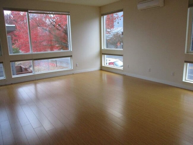 Photo - 3 Bedroom, 3.5 Bathroom Townhome in Tacoma