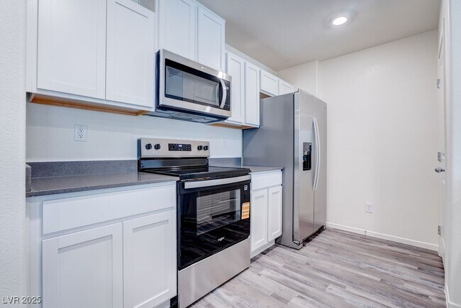 Building Photo - 6168 Hibiscus Gdn St Rental